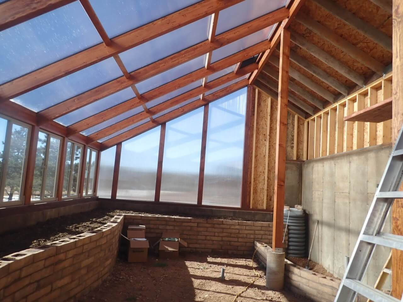 Insulated north wall w/16mm clear polycarbonate panels